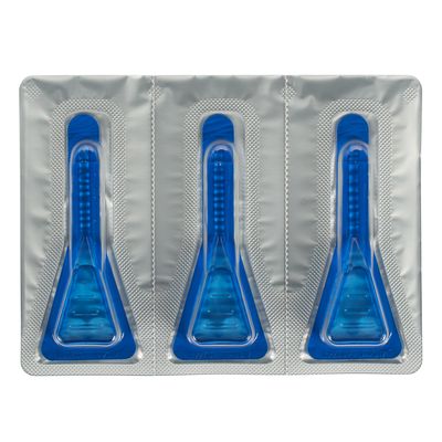 Blisterverpakking met drie afzonderlijke pipetten gevuld met blauwe vloeistof, transparant plastic en zilverkleurige folie zichtbaar. Geen merknaam of tekst aanwezig.