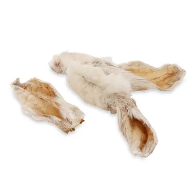 Oreilles de lapin séchées entières et en morceaux, avec poils visibles, posées sur fond blanc. Produit naturel pour animaux.