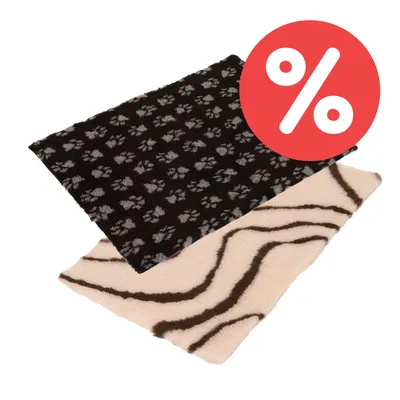 Zwei Tierdecken mit Mustern: schwarze Decke mit grauen Pfotenabdrücken und beige Decke mit braunen Streifen. Rotes Prozent-Symbol für Rabatt sichtbar.
