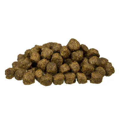 Hnedé granule suchého krmiva v tvare hromady, vhodné na zobrazenie obsahu produktu.