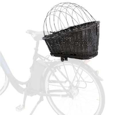 Panier en osier noir avec grille métallique, fixé à l’arrière d’un vélo. Grille de protection amovible visible sur le dessus du panier.