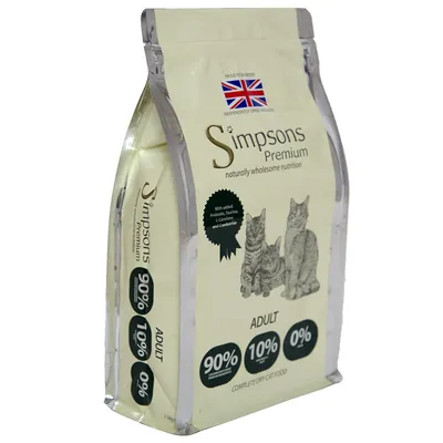 Simpsons Premium Adult kattenvoer, 90% dierlijke ingrediënten, 10% groenten, 0% granen. Met prebiotica, taurine, L-carnitine en cranberries. Brits vlaggetje zichtbaar op verpakking.
