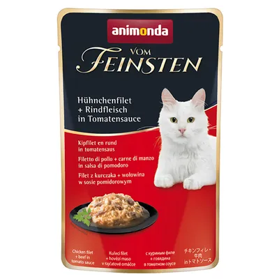 Animonda vom Feinsten filetto di pollo e manzo in salsa di pomodoro. Immagine di un gatto bianco e piatto servito su piatto nero.