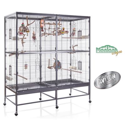 Jaula metálica grande para aves con ruedas, perchas y juguetes en el interior. Logotipos visibles: Montana Cages y Avilon powder coating.