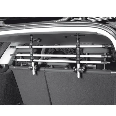 Barrière de séparation en métal installée à l’arrière d’une voiture, fixée entre le coffre et les sièges arrière. Trois barres horizontales réglables visibles.