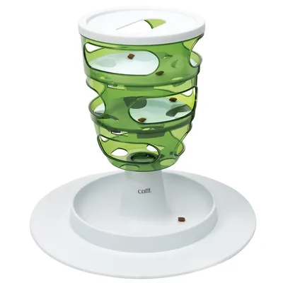 Groene voertoren van Catit met meerdere niveaus en openingen, op witte basis. Enkele voerbrokjes zichtbaar op de niveaus. Groene voertoren van Catit met meerdere niveaus en openingen, op witte basis. Enkele voerbrokjes zichtbaar op de niveaus.