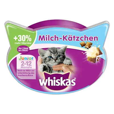 Whiskas Milch-Kätzchen, Junior 2–12 Monate, +30 % mehr Vitamine, nur 3 kcal pro Stück; ambalaža s mačićem i komadićima punjenim mlijekom. Tekst na njemačkom jeziku.