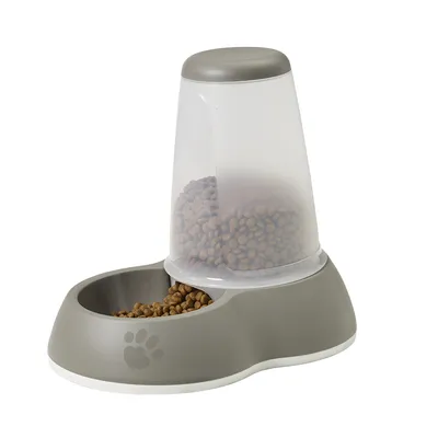 Comedero automático para mascotas de plástico gris con depósito transparente lleno de croquetas. Incluye un cuenco integrado y huella decorativa en la base. Comedero automático para mascotas de plástico gris con depósito transparente lleno de croquetas. Incluye un cuenco integrado y huella decorativa en la base.