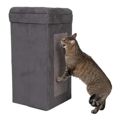 Grå kradsekube med sisaloverflade, kat kradser på siden.