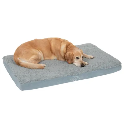 Perro tumbado en cama rectangular para perros de color gris con superficie suave y logotipo bordado en el lateral.