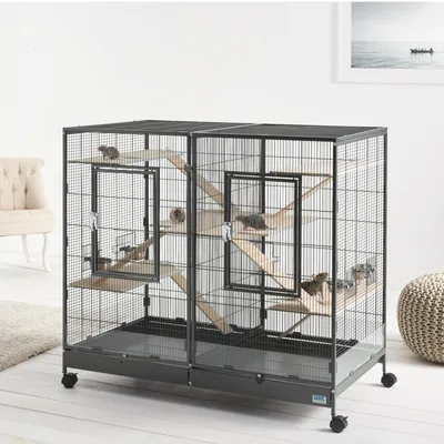 Grande gabbia in metallo con più livelli e piattaforme in legno, adatta per piccoli animali. Include rampe e superfici di appoggio. Gabbia su ruote per facile spostamento.