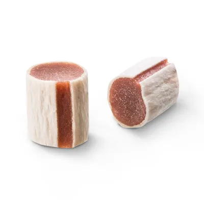 Due pezzi di snack per cani con rivestimento esterno bianco e cuore rosso, adatti come masticativo.