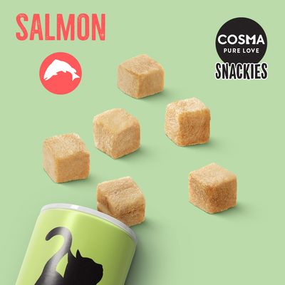 Cosma Snackies Pure Love, gefriergetrocknete Lachswürfel für Katzen. Verpackung mit grünem Design und schwarzer Katzensilhouette.