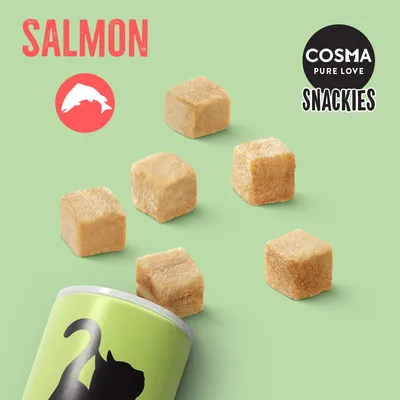 Cosma Snackies Pure Love, gefriergetrocknete Lachswürfel für Katzen. Verpackung mit grünem Design und schwarzer Katzensilhouette.