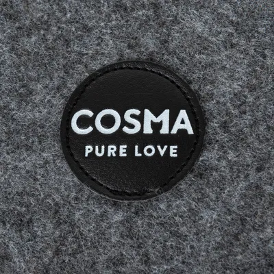 Cosma Pure Love. Logo značky na šedém filcu.