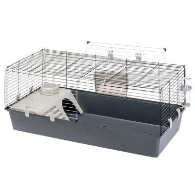 Gabbia per piccoli animali con base in plastica grigia, struttura in metallo, casetta interna, ciotola e beverino trasparente fissato all'esterno.
