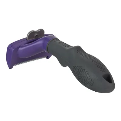 Violetti turkinhoitoharja, jossa ergonominen musta kahva ja hienot metallipiikit irtokarvan poistoon.