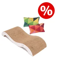 Wellenförmige Kratzpappe und zwei bunte Kissen mit geometrischem Muster, daneben ein rotes Prozentzeichen für Rabattaktion.