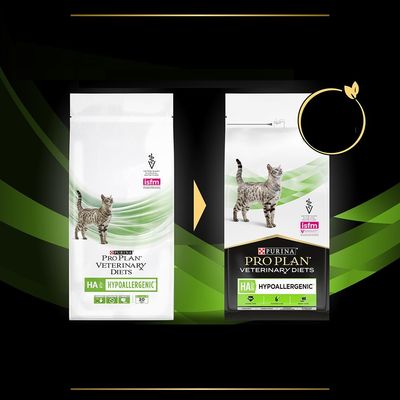 Два пакета PURINA PRO PLAN VETERINARY DIETS HA Hypoallergenic за котки, показващи промяна в дизайна на опаковката. Видими са логата на ветеринарен сертификат и ISFM.
