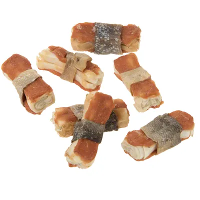 Hondenkauwsnacks in rolvorm, omwikkeld met een laagje vis- of vleeshuid. Zes stuks zichtbaar op witte achtergrond, geen merknaam of tekst aanwezig.
