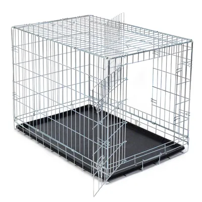 Cage en métal rectangulaire avec porte ouverte et plateau amovible noir visible à la base. Aucun animal ni marque apparente.