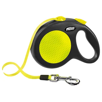 Correa extensible Flexi con cinta amarilla y carcasa negra, zona lateral amarilla con patrón hexagonal, gancho metálico visible para collar.