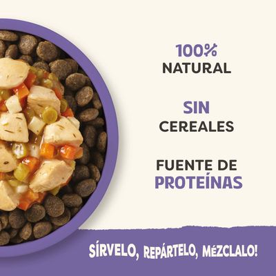 100% natural, sin cereales, fuente de proteínas. ¡Sírvelo, compártelo, mézclalo! La imagen muestra un cuenco con pienso y trozos de carne.