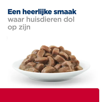 Een wit bord met stukjes natvoer in saus. Boven het bord staat de tekst: 'Een heerlijke smaak waar huisdieren dol op zijn'.
