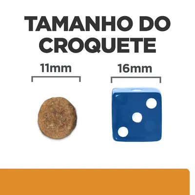 Tamanho do croquete: 11 mm ao lado de um dado azul de 16 mm para comparação visual.