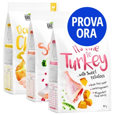 Tre confezioni di crocchette Greenwoods per cani, visibile testo in inglese: 'It's time to Turkey with Sweet Potatoes', etichetta blu con scritta 'PROVA ORA', peso 400 g. Tre confezioni di crocchette Greenwoods per cani, visibile testo in inglese: 'It's time to Turkey with Sweet Potatoes', etichetta blu con scritta 'PROVA ORA', peso 400 g.
