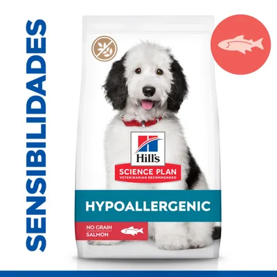 Embalagem de ração para cão Hill's Science Plan Hypoallergenic, texto visível: NO GRAIN SALMON, imagem de peixe e símbolo sem cereais. Palavra SENSIBILIDADES à esquerda. Embalagem de ração para cão Hill's Science Plan Hypoallergenic, texto visível: NO GRAIN SALMON, imagem de peixe e símbolo sem cereais. Palavra SENSIBILIDADES à esquerda.