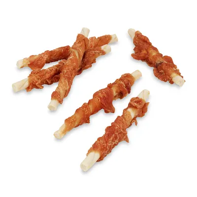 Mehrere Kausnacks aus weissem Knochenmaterial, umwickelt mit getrocknetem Hühnerfleisch. Geeignet als Leckerli oder Snack für Haustiere.