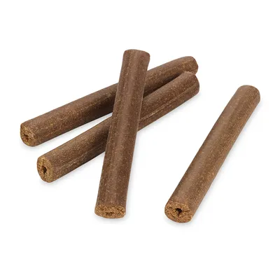 Vier braune, längliche Kausnacks in Stabform. Vier braune, längliche Kausnacks in Stabform.