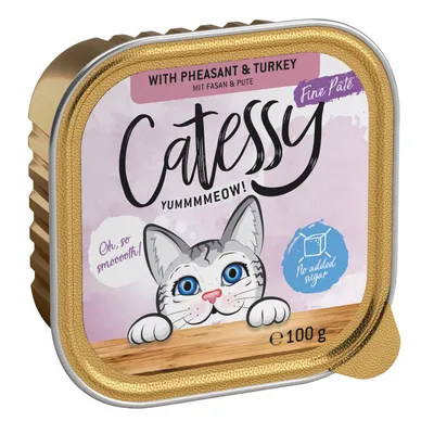 Barquette Catessy Fine Paté with Pheasant & Turkey, 100 g. Texte visible : YUMMMMEOW!, Oh, so smooooth!, No added sugar. Illustration de chat sur l’emballage.