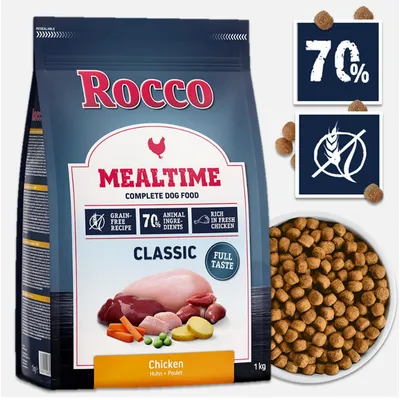 Rocco Mealtime Classic pollo, 1kg. Senza cereali, 70% ingredienti animali, ricco di pollo fresco. Mostrato: crocchette e ingredienti come carote, piselli, patate.