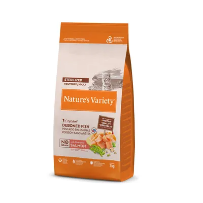 Sac de croquettes Nature's Variety pour chat stérilisé, 7 kg, poisson sans arêtes comme 1er ingrédient, sans céréales, saumon norvégien, texte en anglais et espagnol visible sur l’emballage.