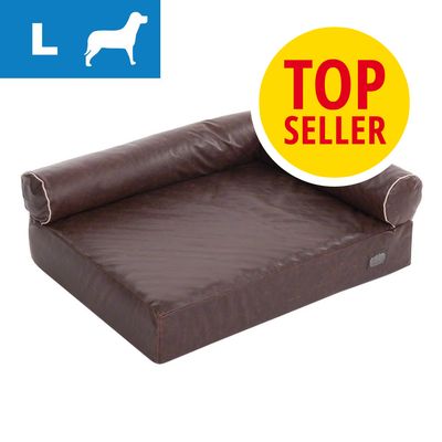 Ruskea koiranpeti, koko L. Keltainen merkki: TOP SELLER. Materiaali näyttää keinonahalta. Sininen kuvake: koira ja kirjain L vasemmassa yläkulmassa.