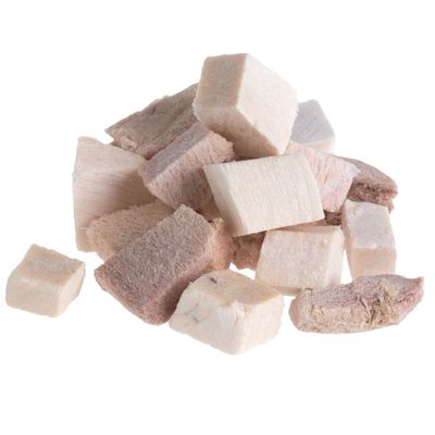 Cubetti di snack liofilizzati per pet, senza confezione visibile, colori naturali beige e marrone chiaro.