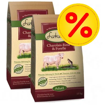 Två påsar Lukullus Charolais-Rind & Forelle hundfoder, 15 kg, med stor gul rabatt-symbol (%) uppe till höger. Texten är på tyska och engelska. Två påsar Lukullus Charolais-Rind & Forelle hundfoder, 15 kg, med stor gul rabatt-symbol (%) uppe till höger. Texten är på tyska och engelska.