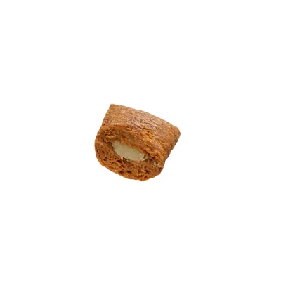 Lähikuva ruskeasta välipalasta, jossa on pehmeä valkoinen täyte, sopii herkkupalaksi tai lisäravinteeksi lemmikeille.