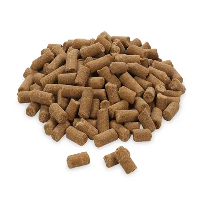 Braune, zylindrische Pellets als Trockenfutter. Sichtbare Menge auf weissem Hintergrund.
