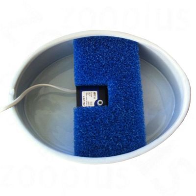 Okrągły pojemnik z wodą, w środku niebieska gąbka filtrująca i czarna pompka z widoczną etykietą oraz białym przewodem elektrycznym.