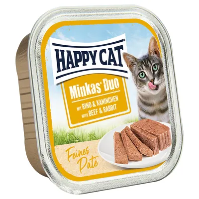 Happy Cat Minkas Duo fin paté med nötkött och kanin. Visat: kattmat i skivor på tallrik, katt i bakgrunden.