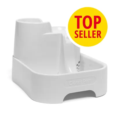 Distributore bianco Closer Pets in plastica con scritta 'TOP SELLER' su cerchio giallo. Nessun altro testo visibile.