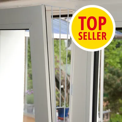 Kovová mřížka na vyklápěcím okně, žlutý kruh s červeným textem TOP SELLER v pravém horním rohu.