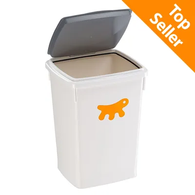 Contenitore in plastica bianca con coperchio grigio aperto e decorazione arancione a forma di cane. Angolo superiore destro: scritta Top Seller su sfondo arancione. Contenitore in plastica bianca con coperchio grigio aperto e decorazione arancione a forma di cane. Angolo superiore destro: scritta Top Seller su sfondo arancione.