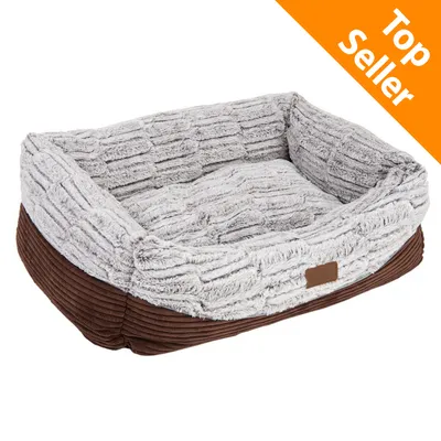 Cuccia rettangolare in tessuto grigio e marrone, etichetta visibile sul davanti. Angolo superiore destro con scritta arancione: Top Seller.