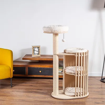 Kratzbaum aus Holz mit drei Ebenen, Sisal-Kratzsäule und gepolsterten Liegeflächen. Integriertes Spielzeug an der oberen Ebene.