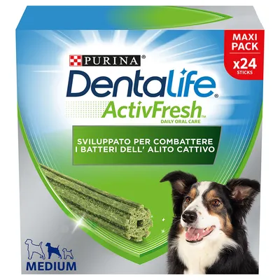Purina Dentalife ActivFresh Maxi Pack 24 sticks, sviluppato per combattere i batteri dell’alito cattivo, per cani taglia media. Immagine di stick verdi e cane in primo piano.