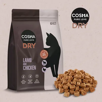 Cosma Pure Love Dry Adult Lamb and Chicken macskaeledel csomagolás, mellette szárazeledel darabok. Látható feliratok: 100% grain-free recipe, high meat share, only selected ingredients.